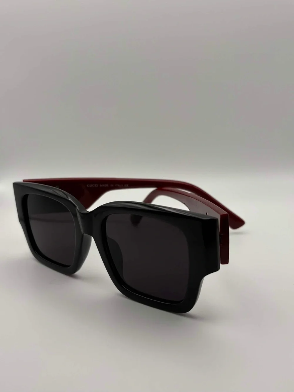 Gucci Black Front Red Temples Sunglasses with Gold GG Excellent Condition
